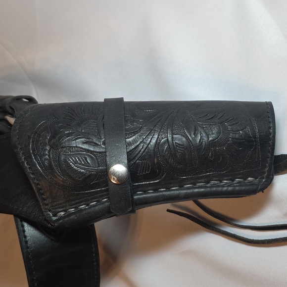 Gun Belt and Black Leather Holster - Picture 3 of 6